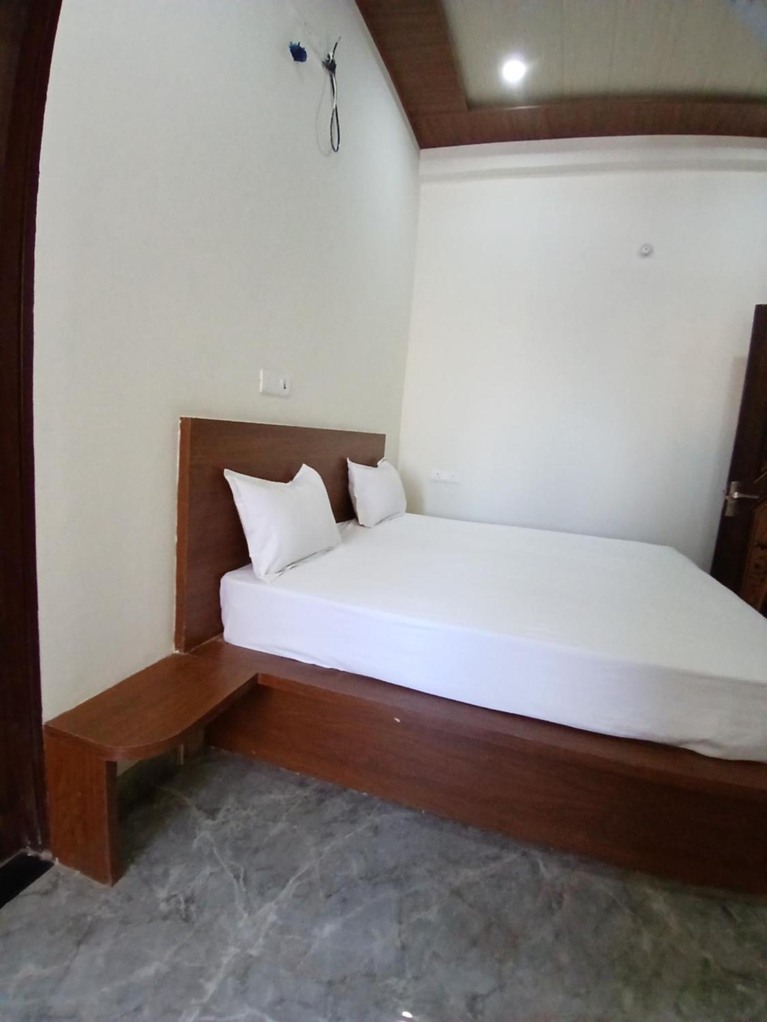 Braj Nikunj ! Near New Rangj Ji Temple, Prem Mandir, Isckon Temple ! Fully Air Conditioned And Prime Located Place Hotel Vrindavan