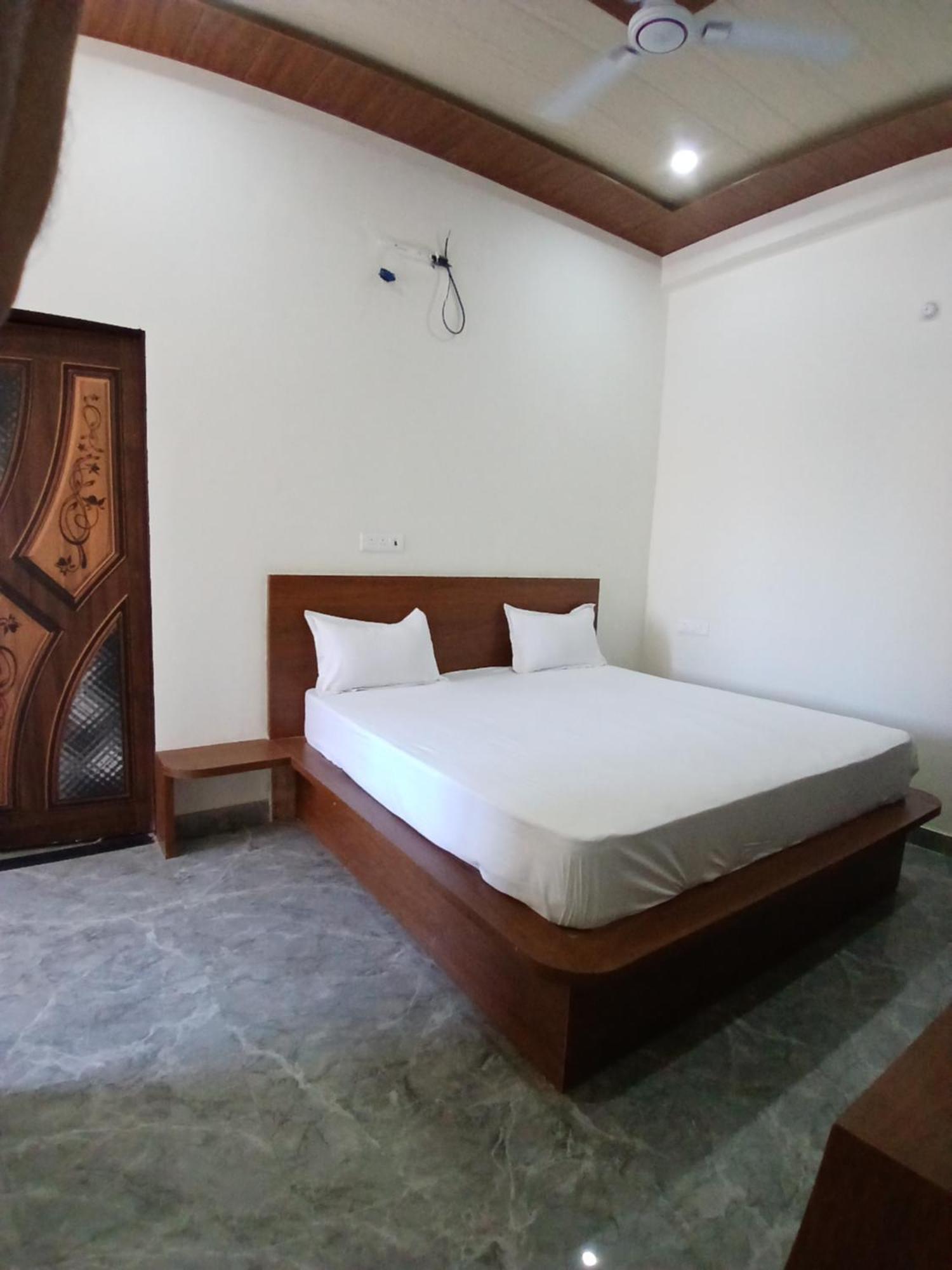 Braj Nikunj ! Near New Rangj Ji Temple, Prem Mandir, Isckon Temple ! Fully Air Conditioned And Prime Located Place 3*