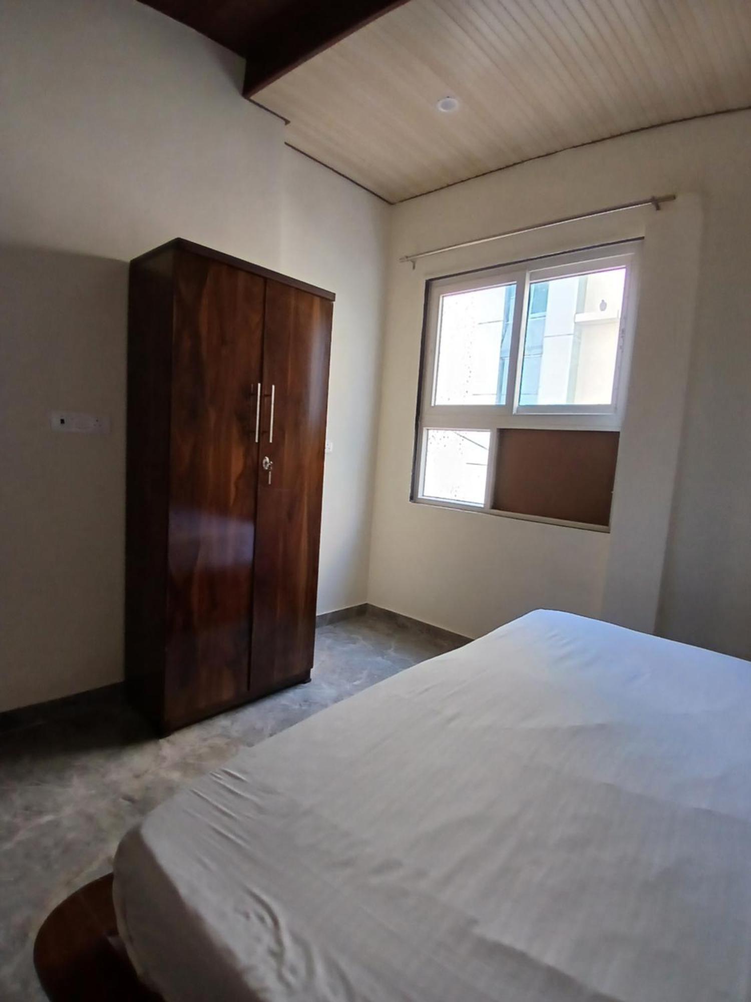 Braj Nikunj ! Near New Rangj Ji Temple, Prem Mandir, Isckon Temple ! Fully Air Conditioned And Prime Located Place 3* Vrindavan