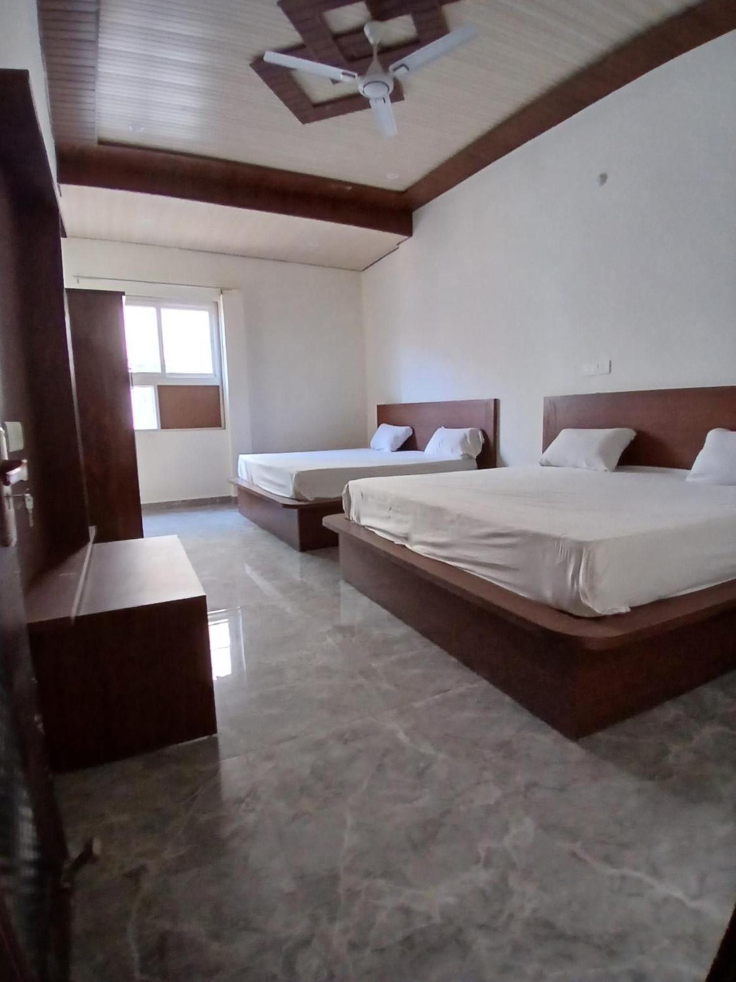 Braj Nikunj ! Near New Rangj Ji Temple, Prem Mandir, Isckon Temple ! Fully Air Conditioned And Prime Located Place Hotel