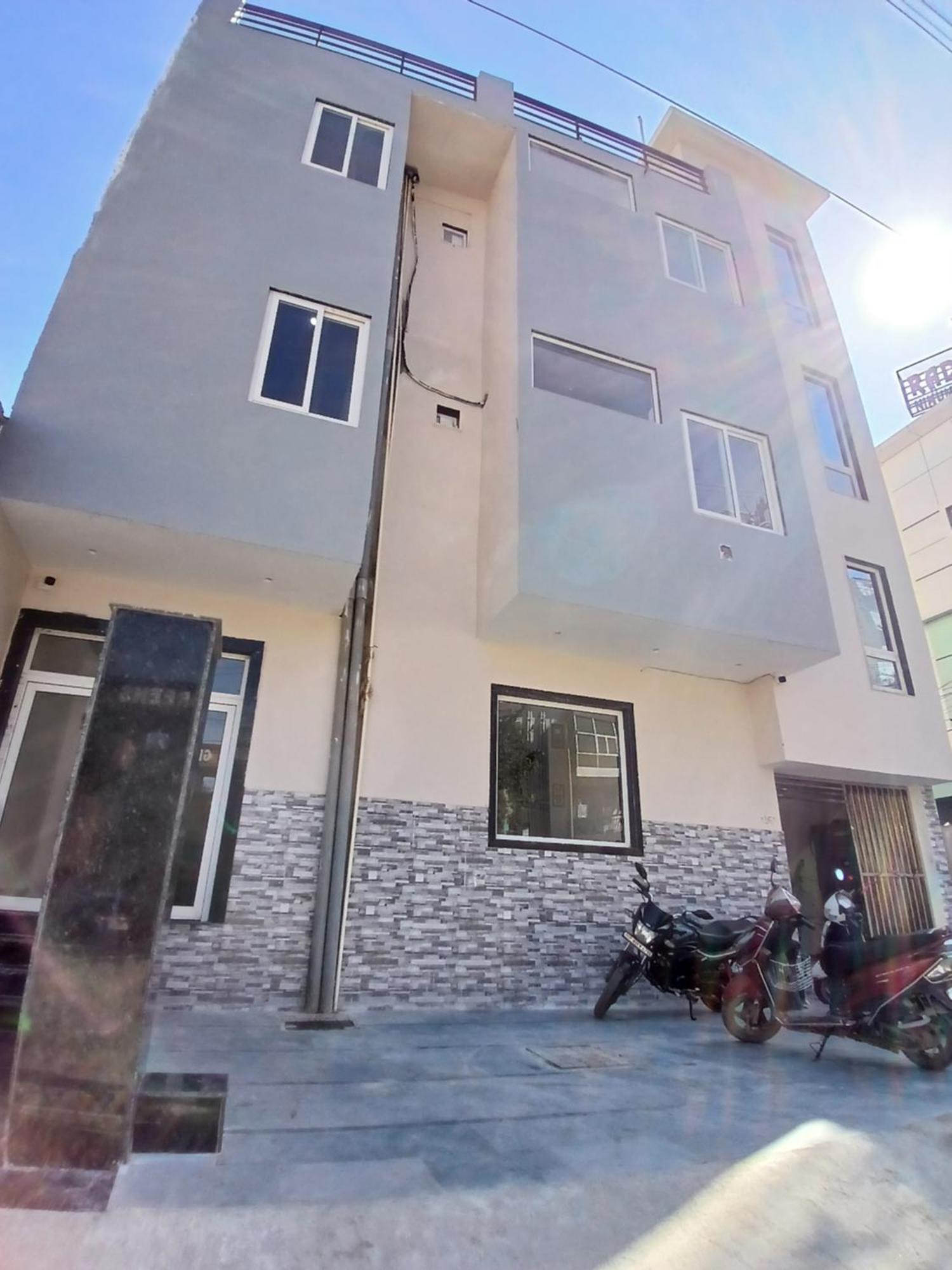 Hotel Braj Nikunj ! Near New Rangj Ji Temple, Prem Mandir, Isckon Temple ! Fully Air Conditioned And Prime Located Place 3*