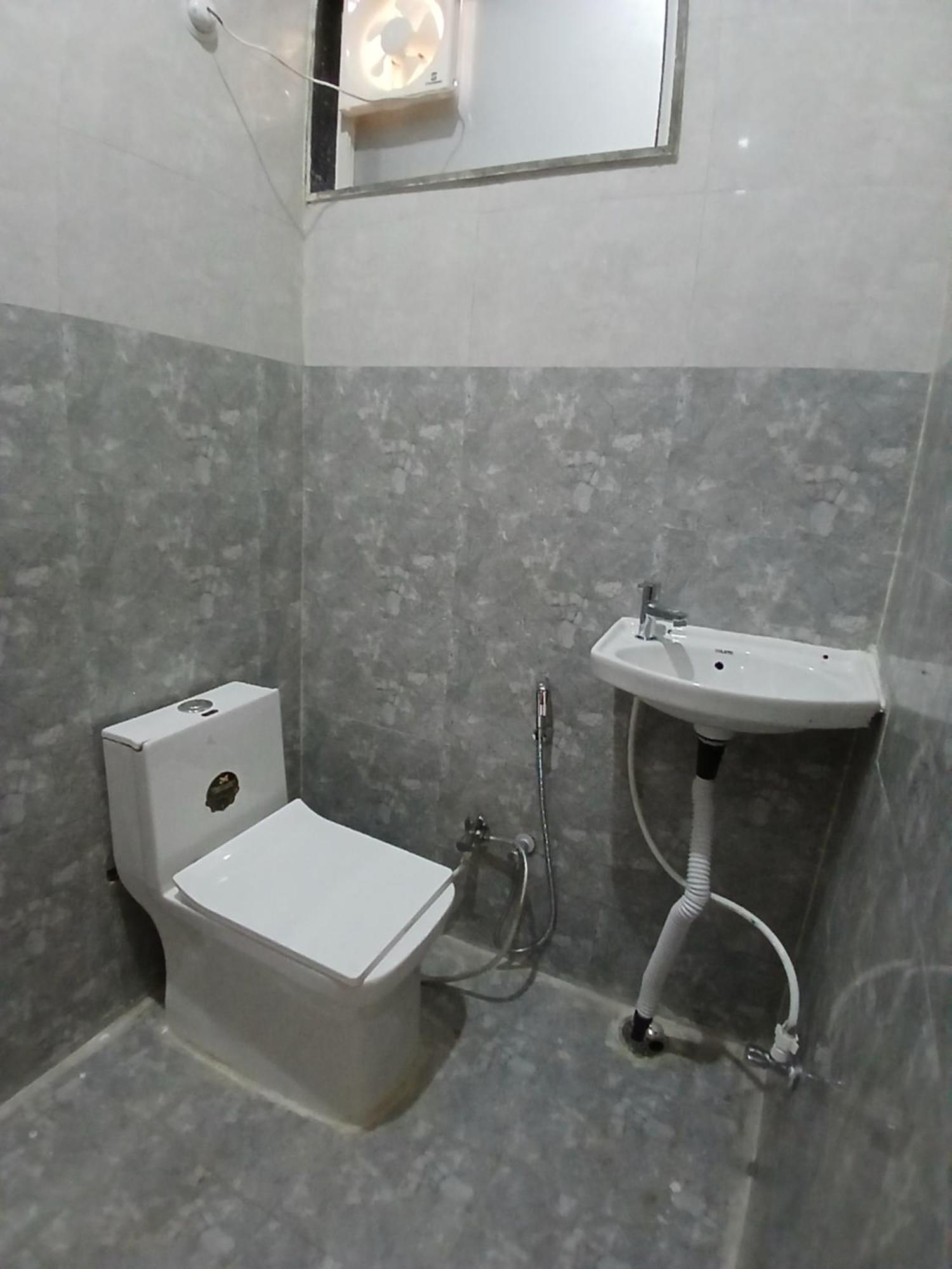 Hotel Braj Nikunj ! Near New Rangj Ji Temple, Prem Mandir, Isckon Temple ! Fully Air Conditioned And Prime Located Place Vrindavan
